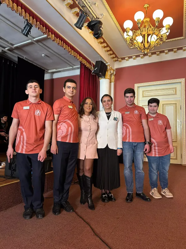 Xalq artisti Tünzalə Ağayeva autizmli uşaqlarla görüşdü