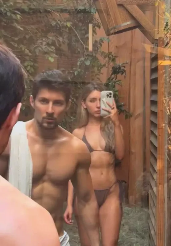 Sevgilisi Durovla yarıçılpaq fotosunu paylaşdı