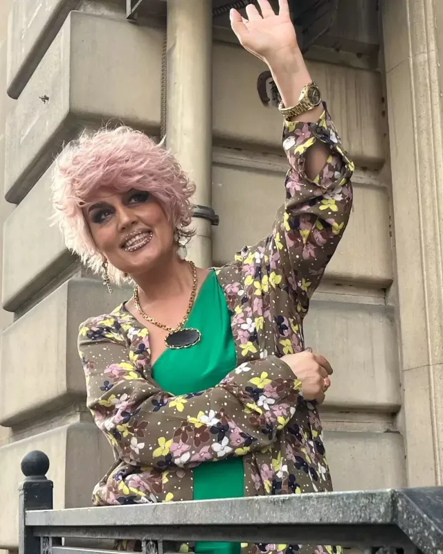 Elza yeni görünüşü ilə təəccübləndirdi