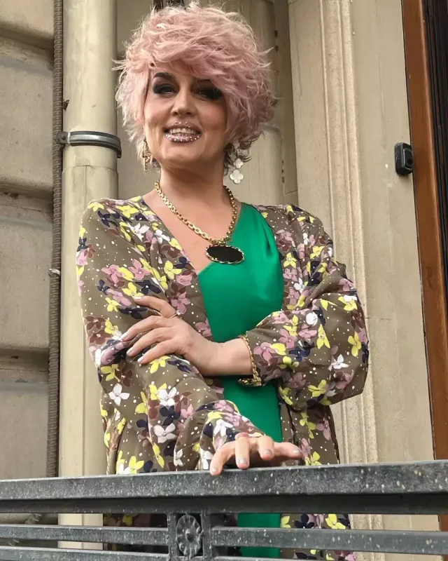 Elza yeni görünüşü ilə təəccübləndirdi