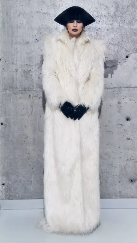 Günay kürkdə pozalar verdi