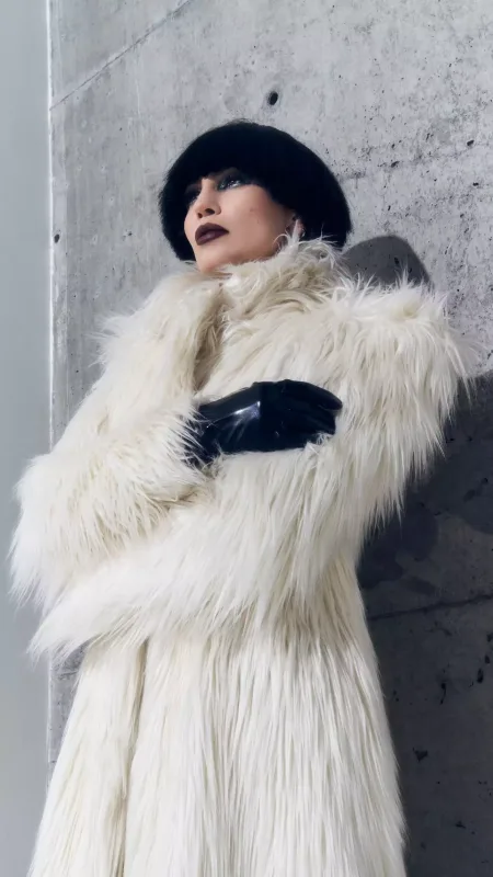 Günay kürkdə pozalar verdi