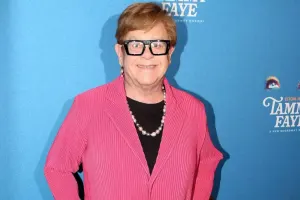 Görmə qabiliyyətini itirən Elton Con səhhətindən danışdı