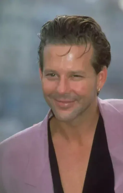 Plastik əməliyyatlarla tanınmaz hala düşən Hollivud ulduzu - Foto