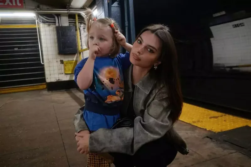 Ratakovski oğlu ilə metroda - Fotolar