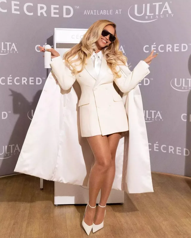 Beyons bacısı oğlu ilə təqdimatda