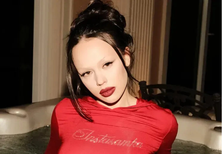 Məşhur müğənni futbol klubunu aldı