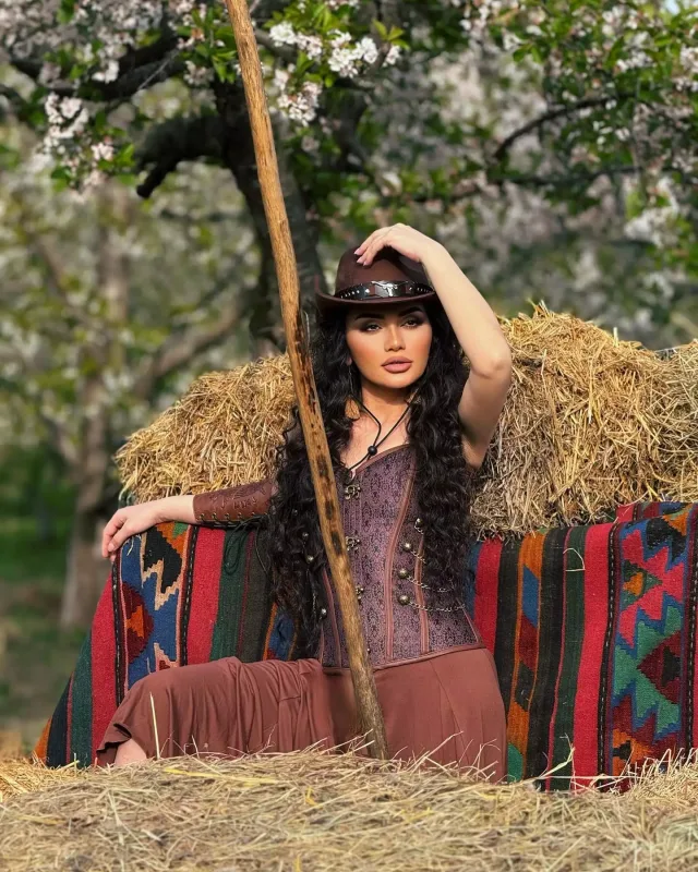 Zeynəbdən kovboy tərzində fotolar!