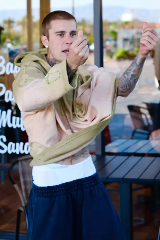 Castin küçədə paparatsiyalarla dalaşdı - Video