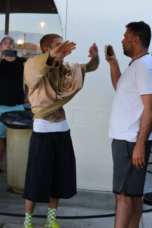 Castin küçədə paparatsiyalarla dalaşdı - Video