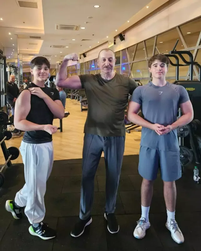 Prezidentin nəvələri ilə idman zalından fotoları