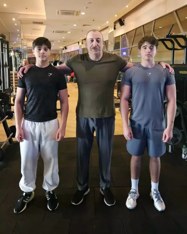 Prezidentin nəvələri ilə idman zalından fotoları