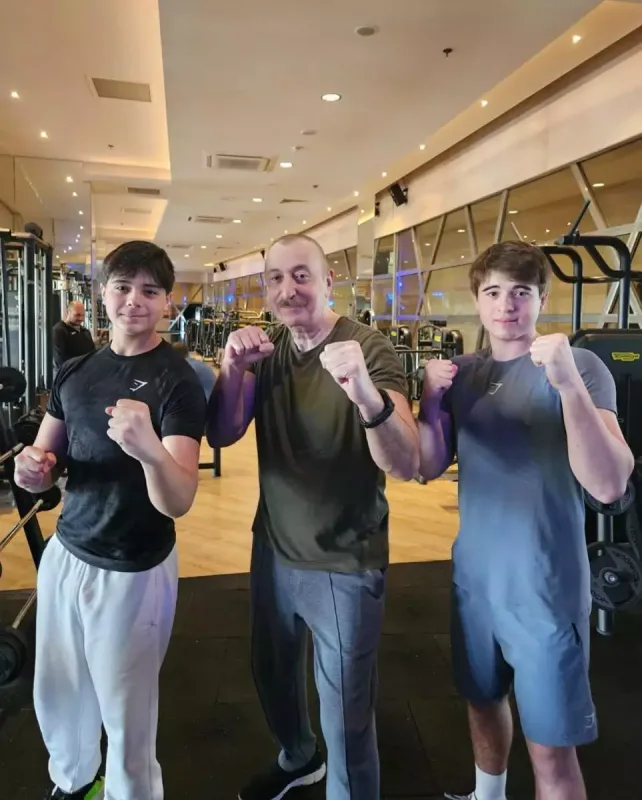 Prezidentin nəvələri ilə idman zalından fotoları