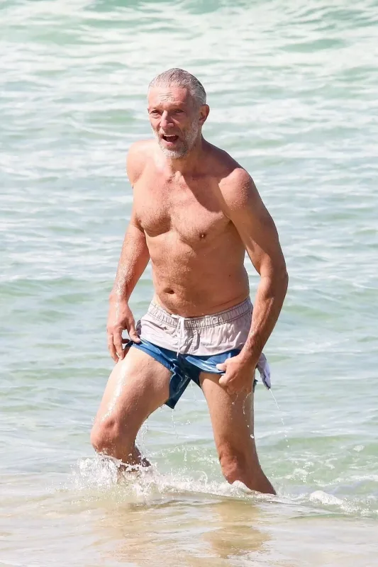 Sevgilisi ilə yarıçılpaq halda görüntüləndi - Foto