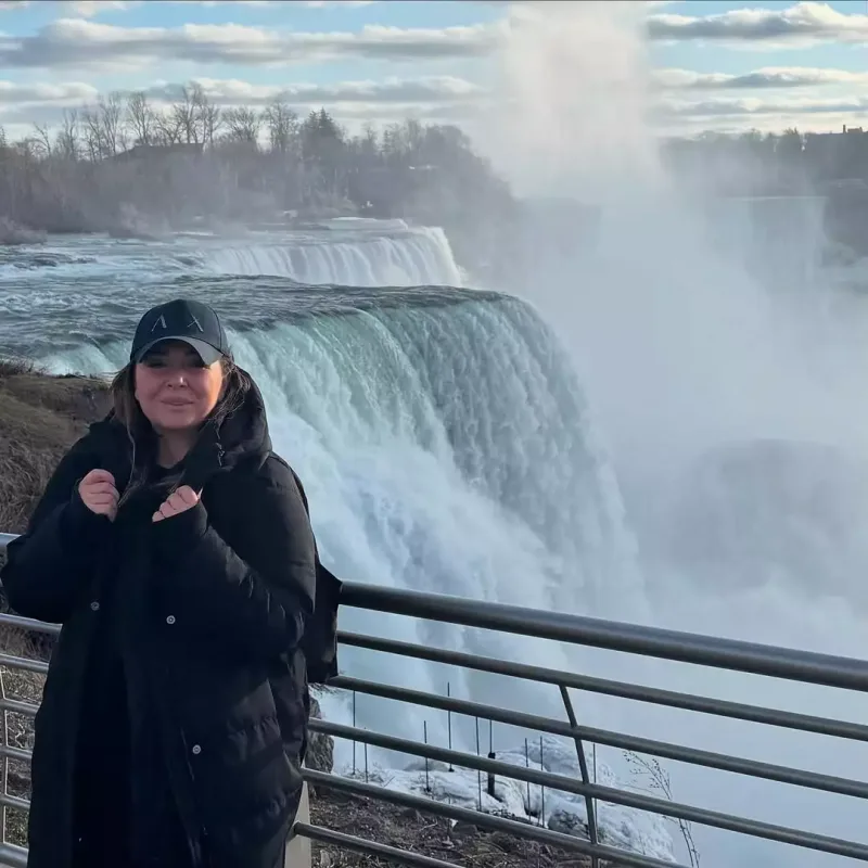 Lalə Azərtaş Niaqara şəlaləsində