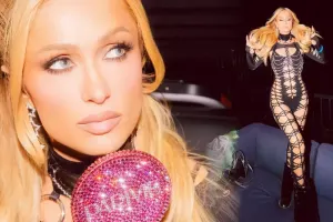 Geyimi ilə festivala damğa vurdu!