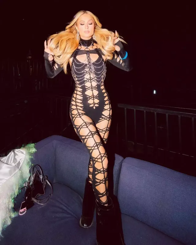 Geyimi ilə festivala damğa vurdu!