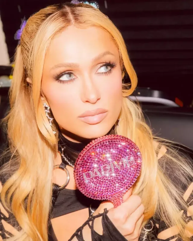 Geyimi ilə festivala damğa vurdu!