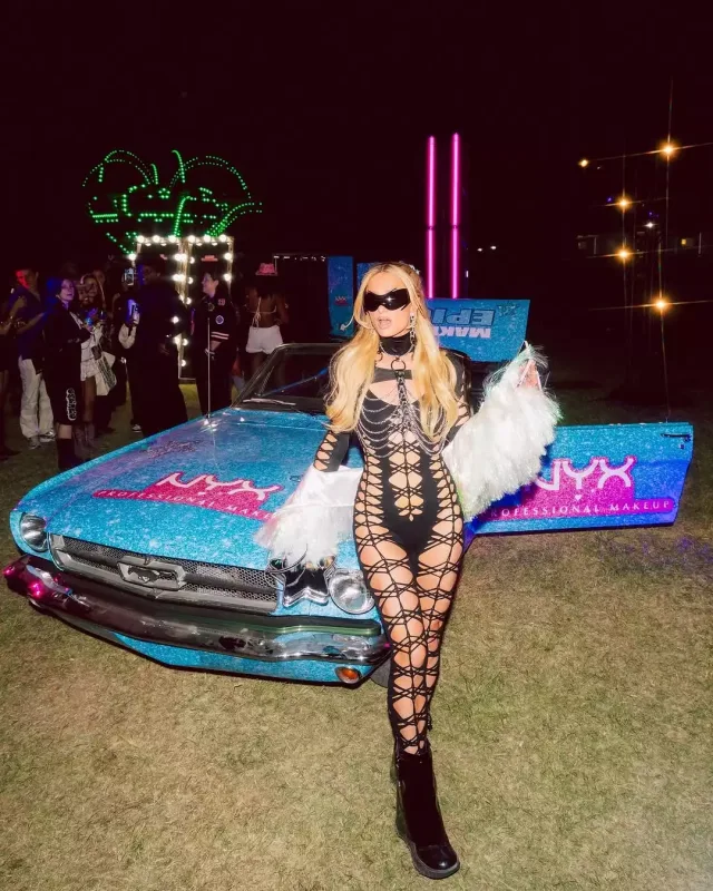 Geyimi ilə festivala damğa vurdu!