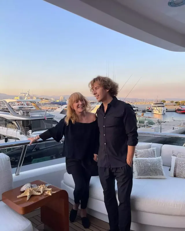 Qalkindən xanımı Puqaçova ilə paylaşım