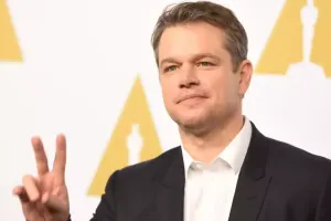 Hollivud aktyoru yarıçılpaq halda yaxtada görüntüləndi