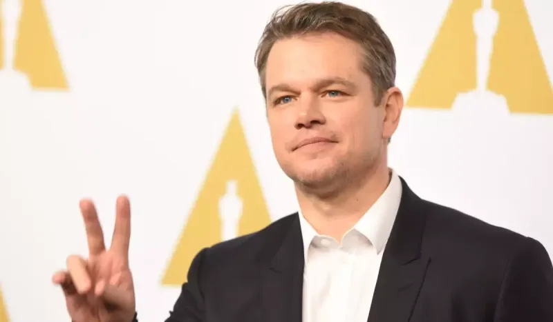 Hollivud aktyoru yarıçılpaq halda yaxtada görüntüləndi