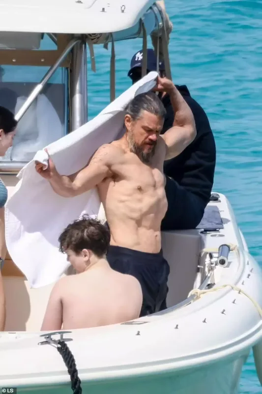 Hollivud aktyoru yarıçılpaq halda yaxtada görüntüləndi