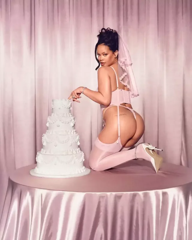 Brendinin yeni reklamı üçün soyundu