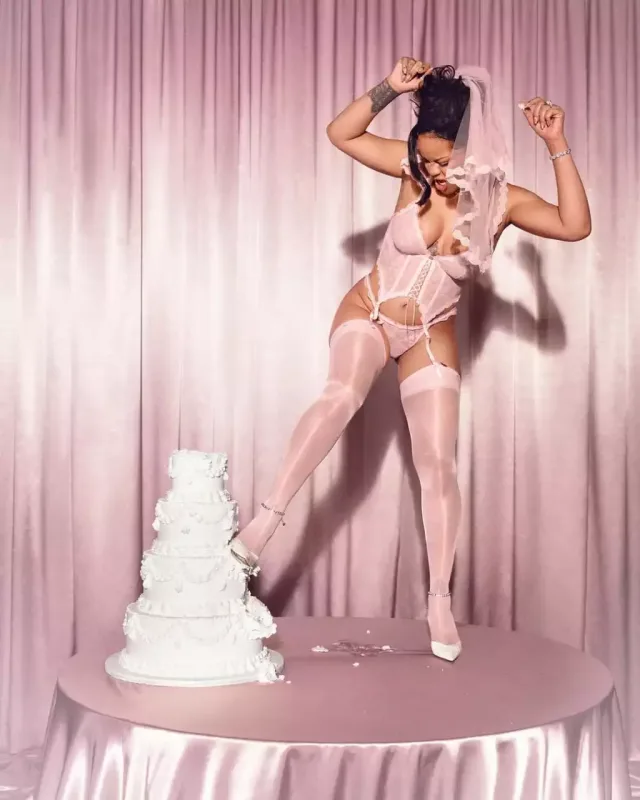 Brendinin yeni reklamı üçün soyundu