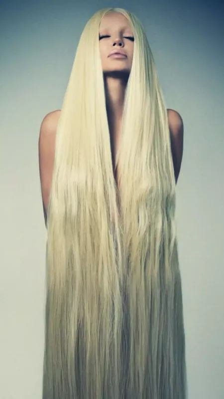 Uzun saçları ilə sinəsini örtdü - Fotolar