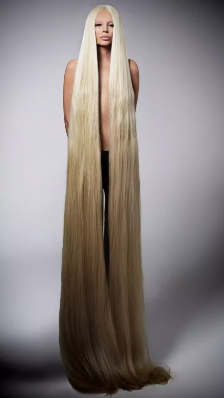 Uzun saçları ilə sinəsini örtdü - Fotolar