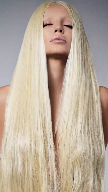 Uzun saçları ilə sinəsini örtdü - Fotolar