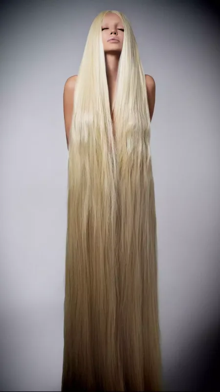 Uzun saçları ilə sinəsini örtdü - Fotolar