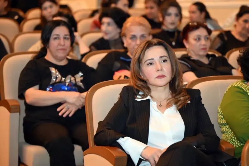 Nazir aktyorlarla görüşdü