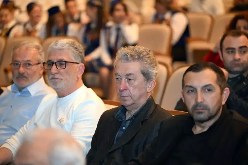 Nazir aktyorlarla görüşdü