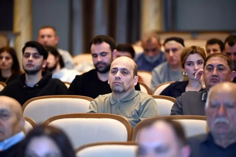 Nazir aktyorlarla görüşdü