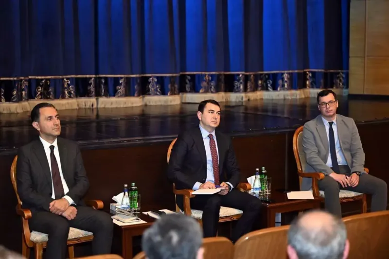 Nazir aktyorlarla görüşdü