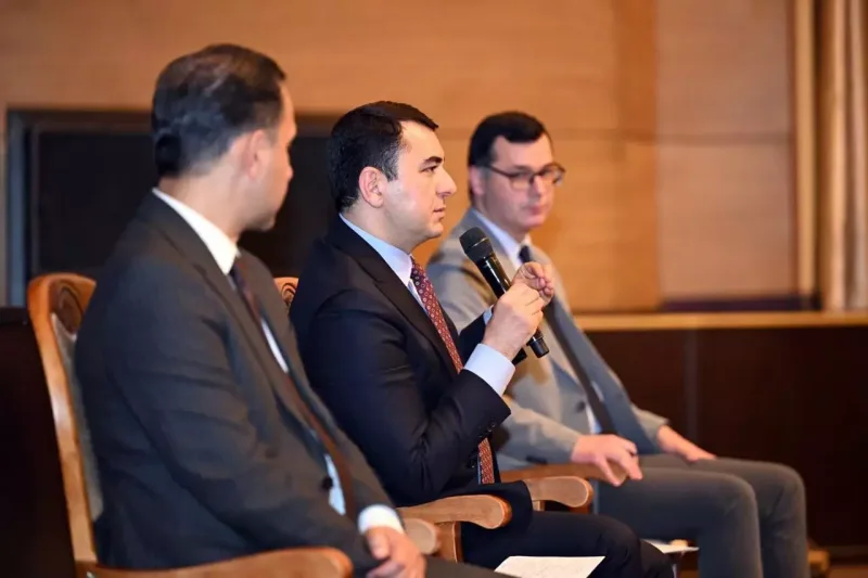 Nazir aktyorlarla görüşdü