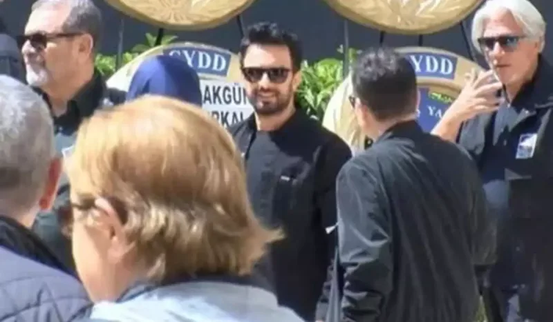 Tarkan anasına vida etdi