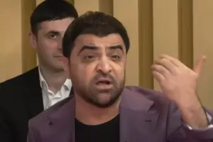 Efirə zəng edən tamaşaçı Fərda ilə dalaşdı - Video