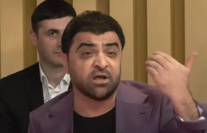 Efirə zəng edən tamaşaçı Fərda ilə dalaşdı - Video