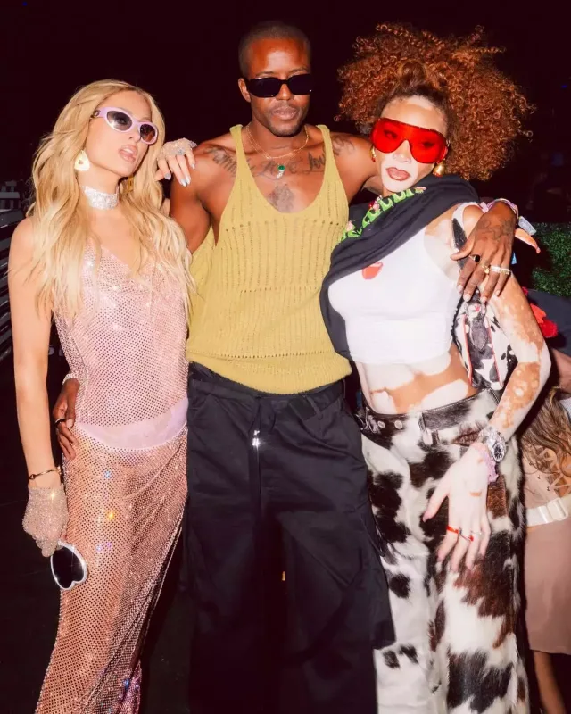 “Coachella” festivalına geyimi ilə damğa vurdu!