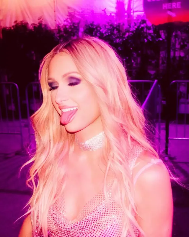 “Coachella” festivalına geyimi ilə damğa vurdu!