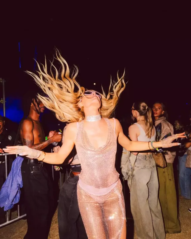 “Coachella” festivalına geyimi ilə damğa vurdu!