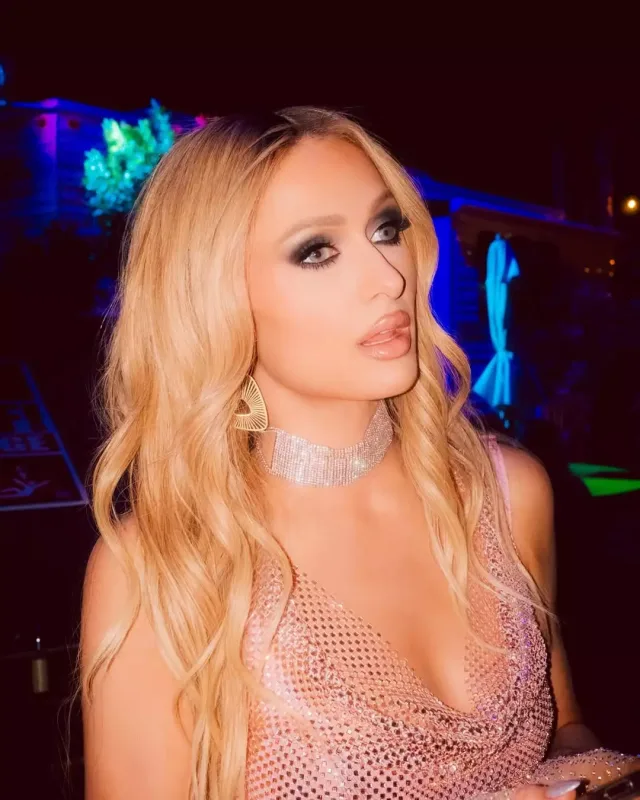 “Coachella” festivalına geyimi ilə damğa vurdu!