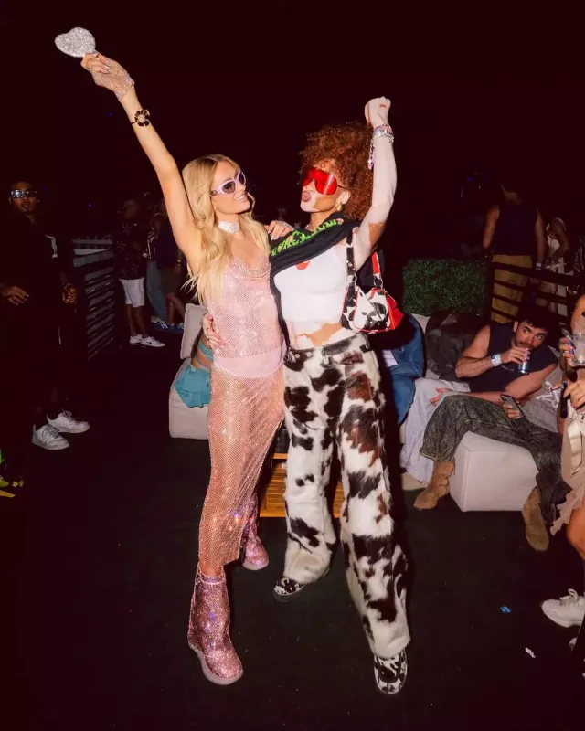 “Coachella” festivalına geyimi ilə damğa vurdu!