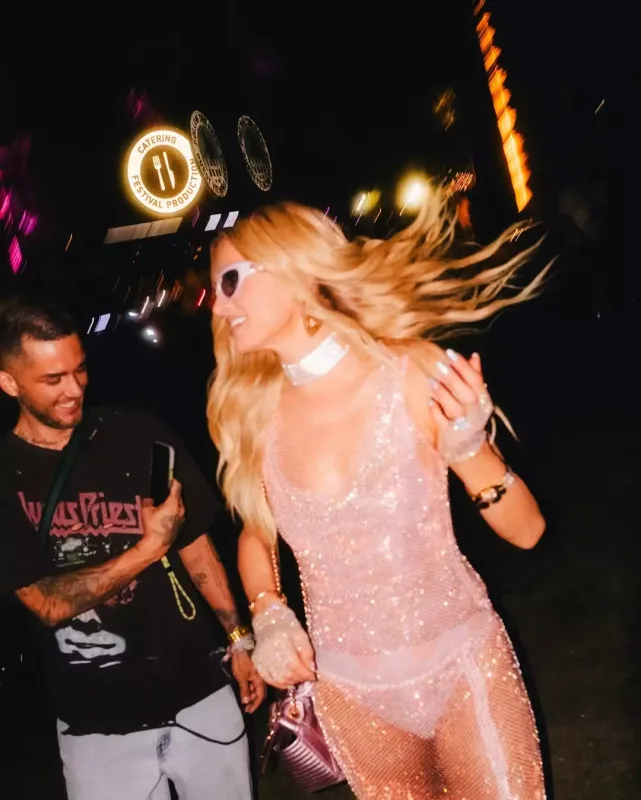 “Coachella” festivalına geyimi ilə damğa vurdu!