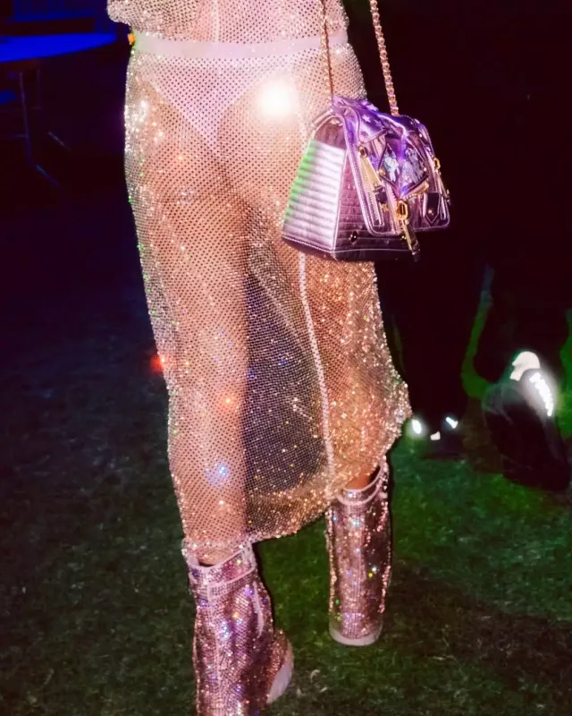 “Coachella” festivalına geyimi ilə damğa vurdu!