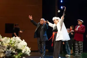 Firəngiz Mütəllimovanın BENEFİSİ: “Varlı qadın” tamaşasının premyerası oldu