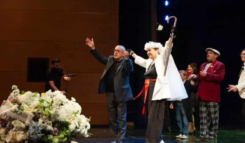 Firəngiz Mütəllimovanın BENEFİSİ: “Varlı qadın” tamaşasının premyerası oldu